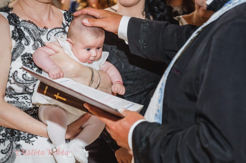 Bebe Clara in timpul ceremoniei de botez