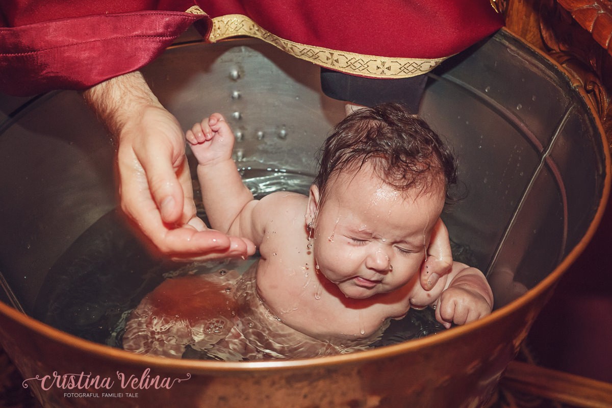 Crestinarea bebelusului – Bebe in cristelnita